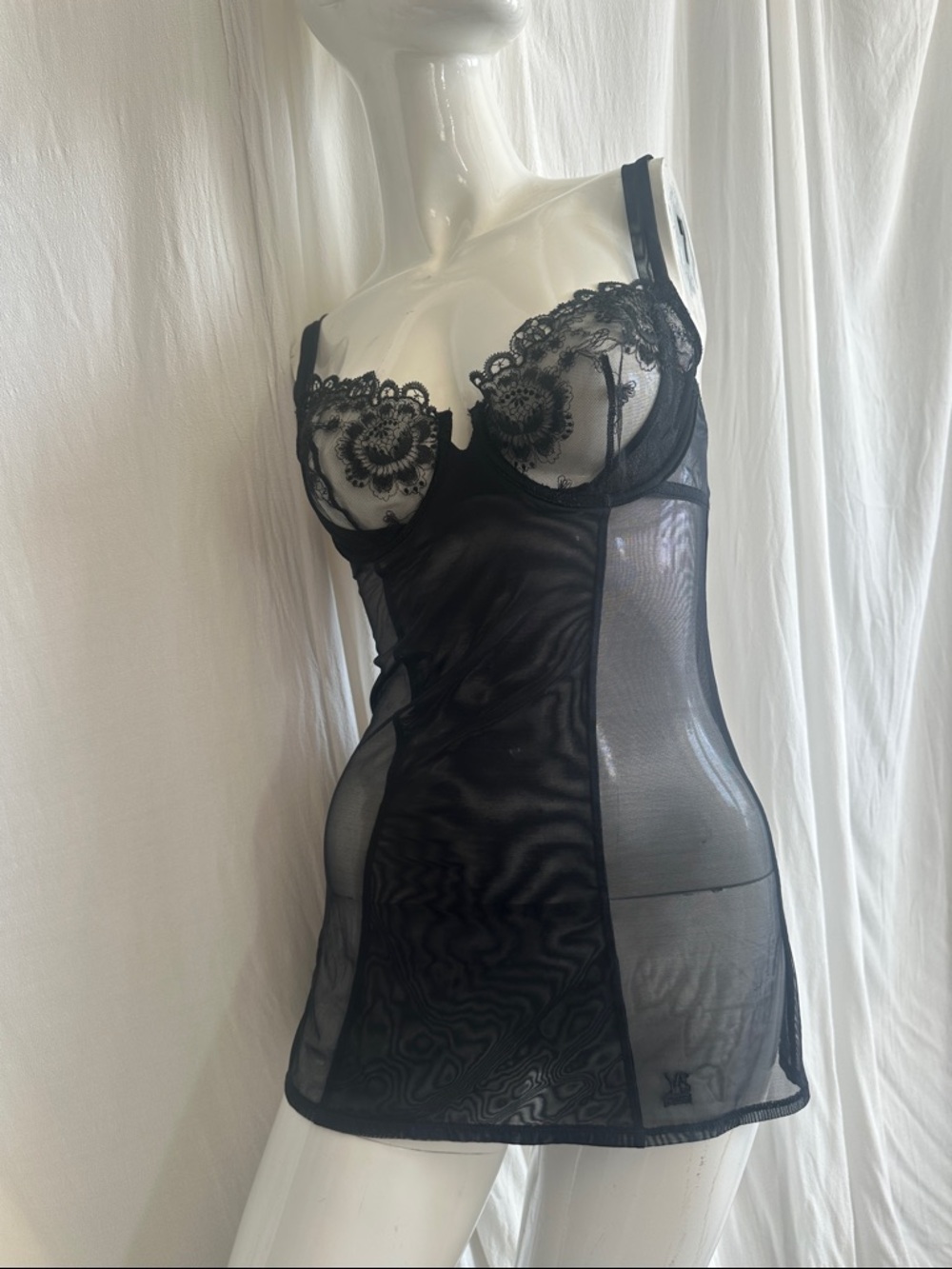 Camisole Mesh and lace Back closure Adjust straps No labels Used in photistudio